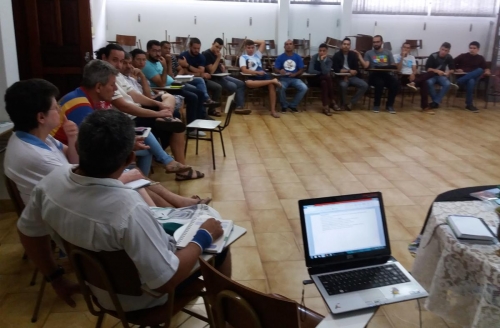 Escola de forma&ccedil;&atilde;o pol&iacute;tica de lideran&ccedil;as