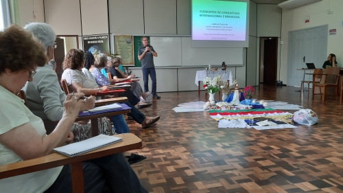 Em Tempos de Resist&ecirc;ncia e Resili&ecirc;ncia