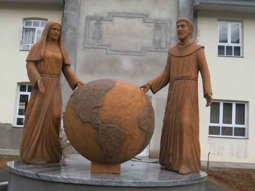 Acolhida das imagens  de Francisco e Clara de Assis na Casa M&atilde;e