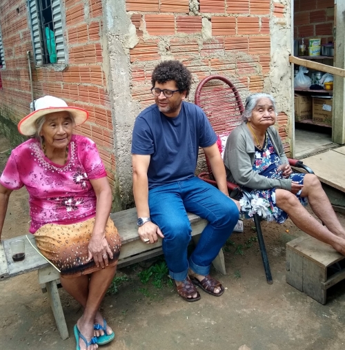 H&aacute; muitos rostos de Clara e Francisco...