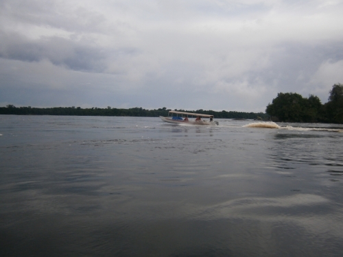 Nosso carisma navegando pelas &aacute;guas sagradas do Rio Negro!