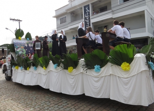Desfile tem&aacute;tico homenageia as Irm&atilde;s Catequistas Franciscanas